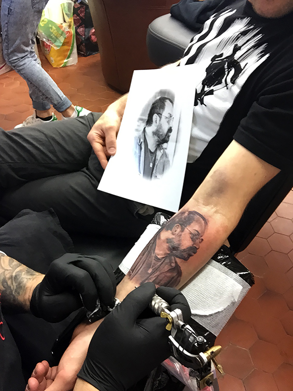 le portrait en tatouage du papa de justin