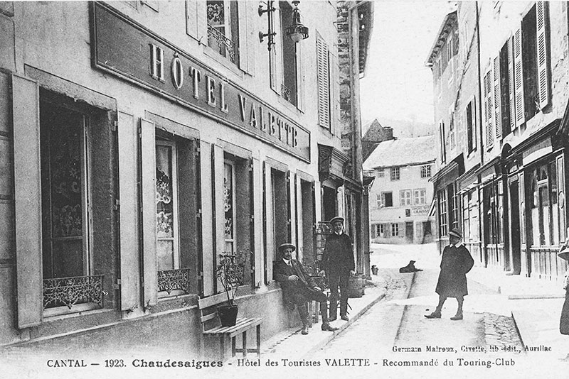 a rue Notre-Dame d'août à Chaudes-Aigues conserve toujours son charme d'antan.