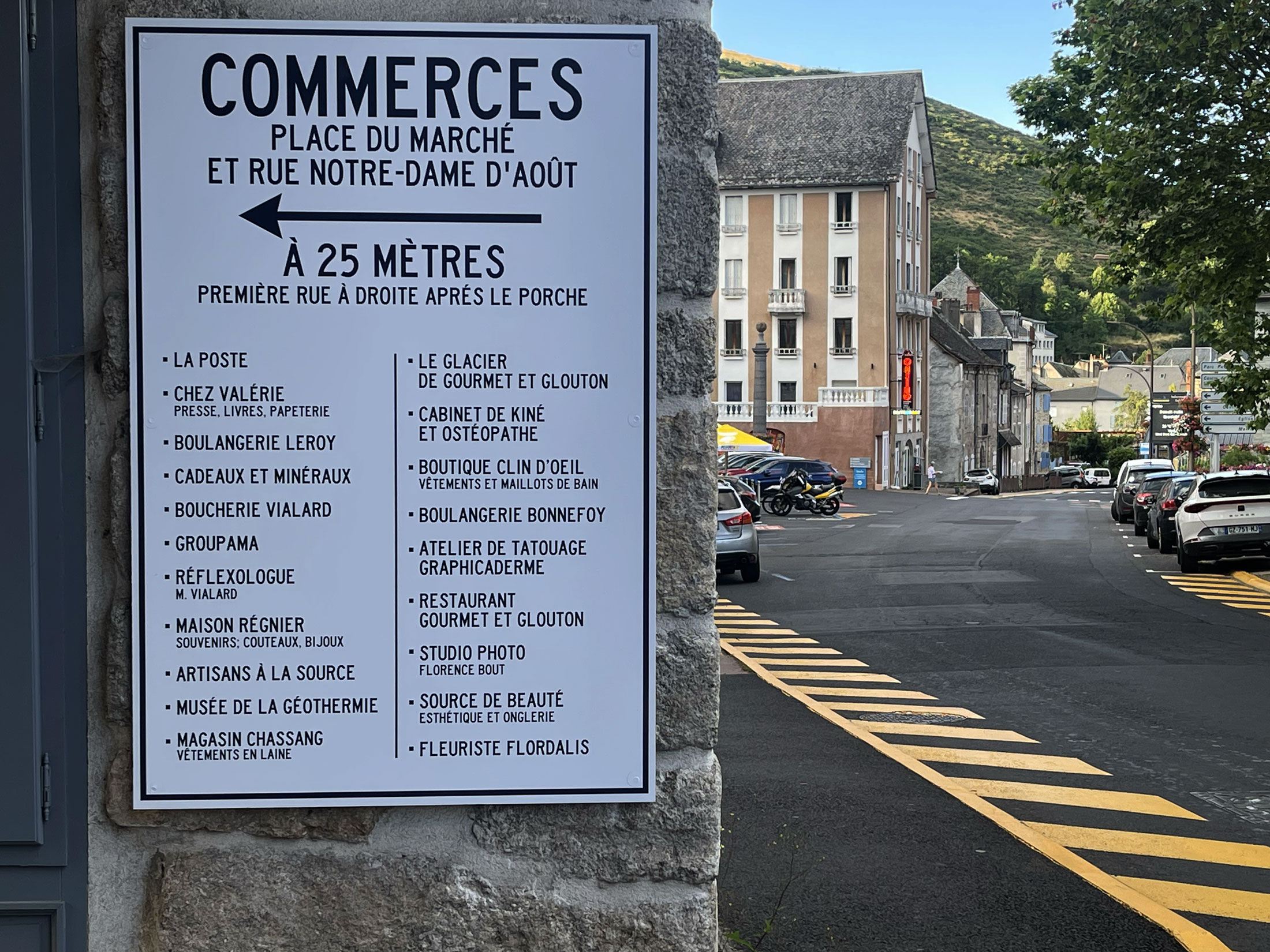  À travers un panneau conçu avec Signal’Pub, je soutiens nos commerces, de Gourmet & Glouton à Graphicaderme, pour faire vivre le cœur du village.