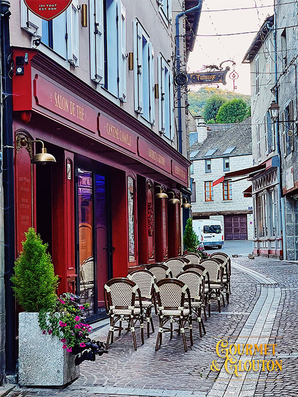 La rue Notre-Dame d'août à Chaudes-Aigues conserve toujours son charme d'antan. 