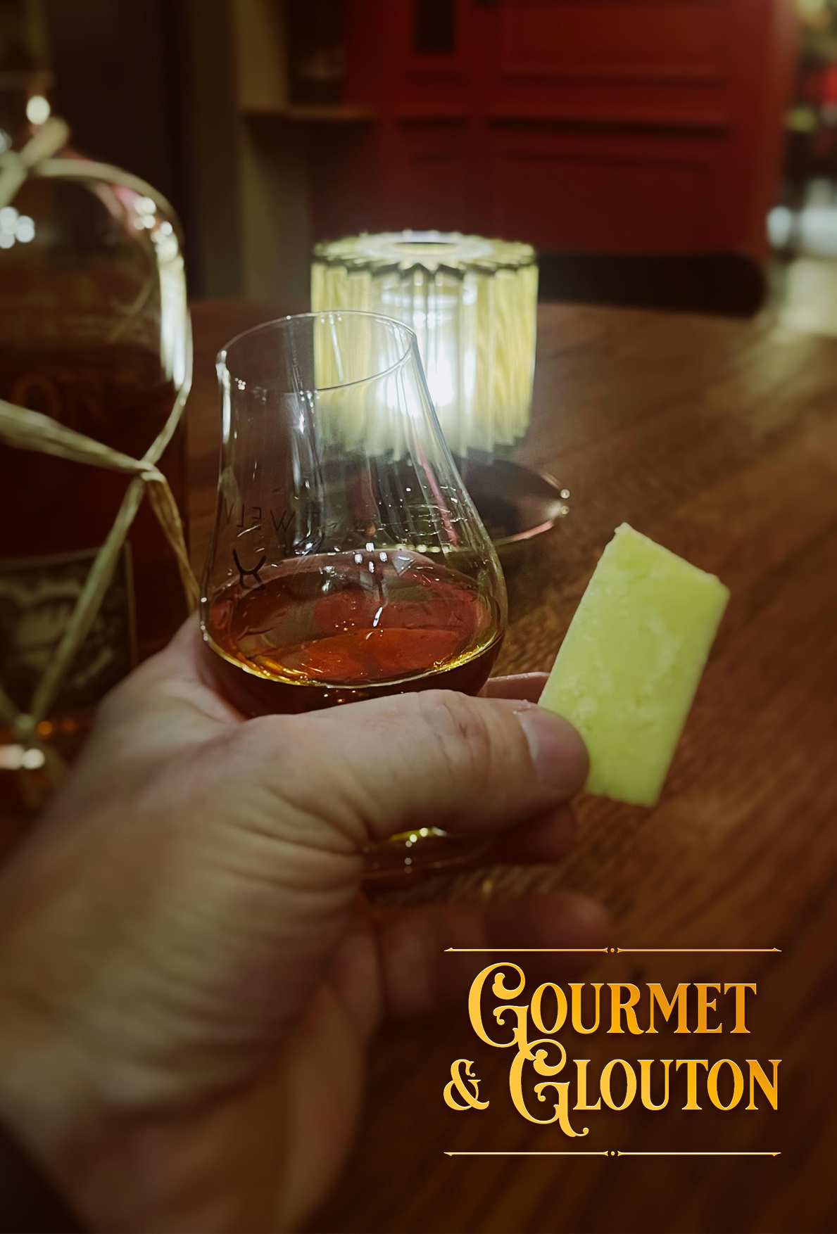 Du bout des doigts un morceau raisonnable de fromage Salers, pour accompagner un modèle anniversaire d’un excellent rhum.