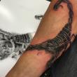 tatouage d'un scorpion réaliste sur un bras