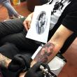 tatouage réalisé sur un bras, un portrait réaliste en travail de gris