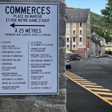  À travers un panneau conçu avec Signal’Pub, je soutiens nos commerces, de Gourmet & Glouton à Graphicaderme, pour faire vivre le cœur du village.