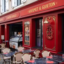 Chez « Gourmet et Glouton », le nouvel établissement de Stéphane et Cécile Chaudesaigues, l’esprit canaille des brasseries parisiennes de la Belle Époque se cache dans les détails.