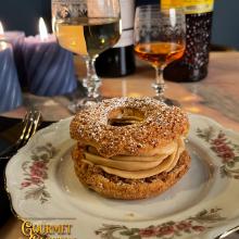Dans notre pâtisserie-salon de thé Gourmet & Glouton, nous avons revisité ce grand classique avec passion et générosité.  Notre Paris-Brest maison 