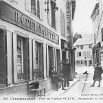 Oui, en effet, il s'agit d'un petit centenaire depuis la prise de cette photographie. a rue Notre-Dame d'août à Chaudes-Aigues conserve toujours son charme d'antan.