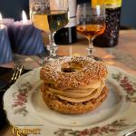 Dans notre pâtisserie-salon de thé Gourmet & Glouton, nous avons revisité ce grand classique avec passion et générosité.  Notre Paris-Brest maison 