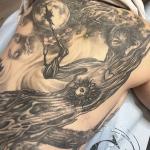 tatouage dos femme realiste réalisé a chaudesaigues chez graphicaderme