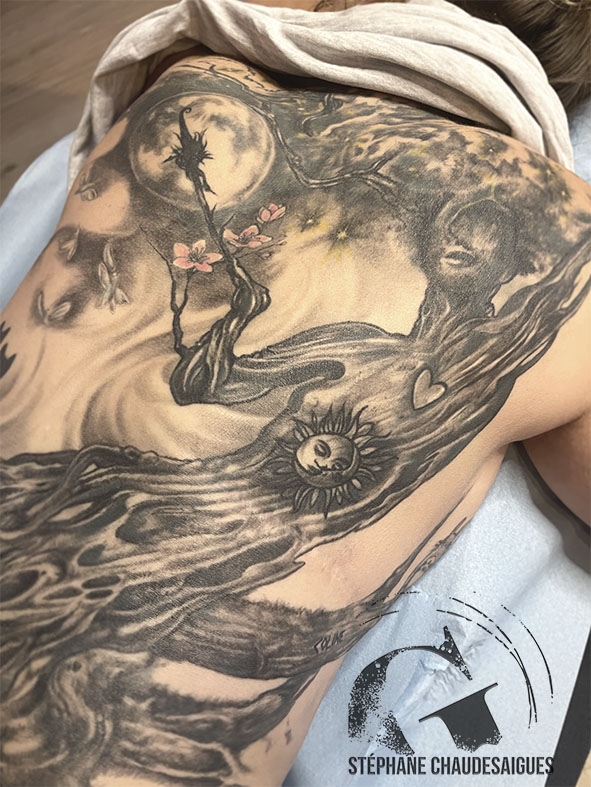 tatouage dos femme realiste réalisé a chaudesaigues chez graphicaderme