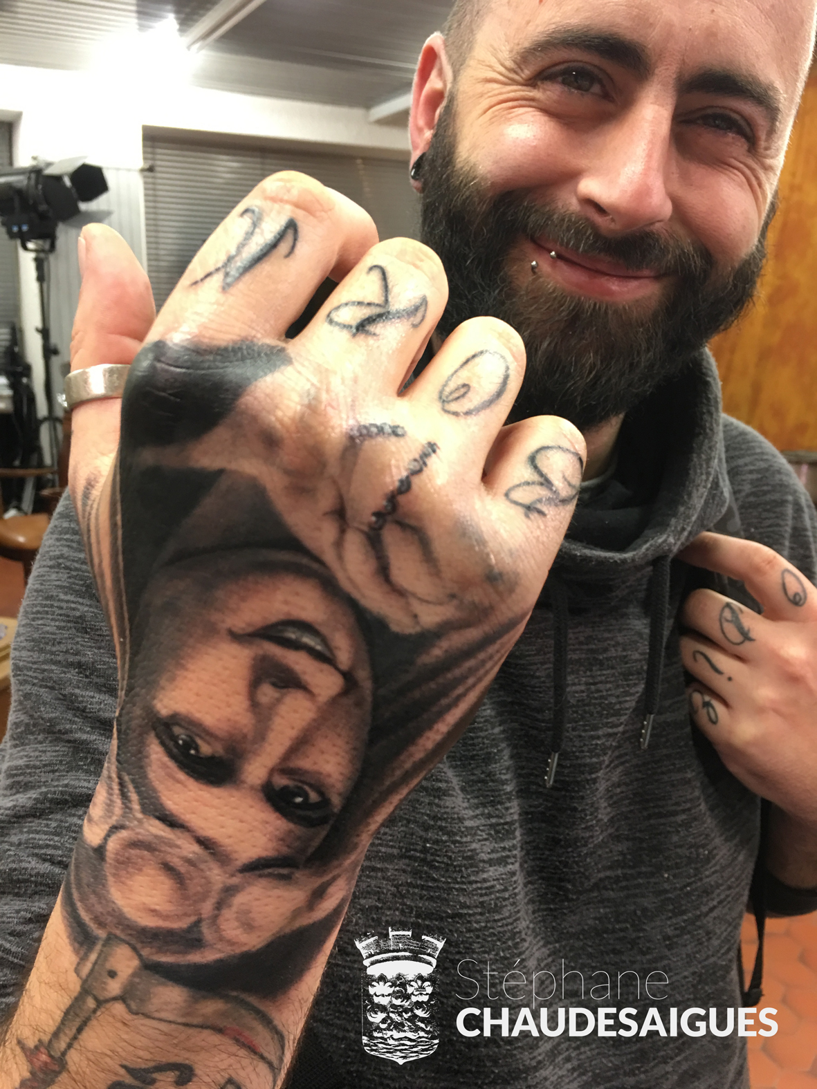 tatouage réaliste sur main