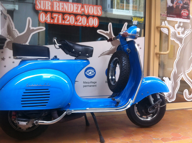 le vespa du tatoueur stéphane chaudesaigues dans le cantal