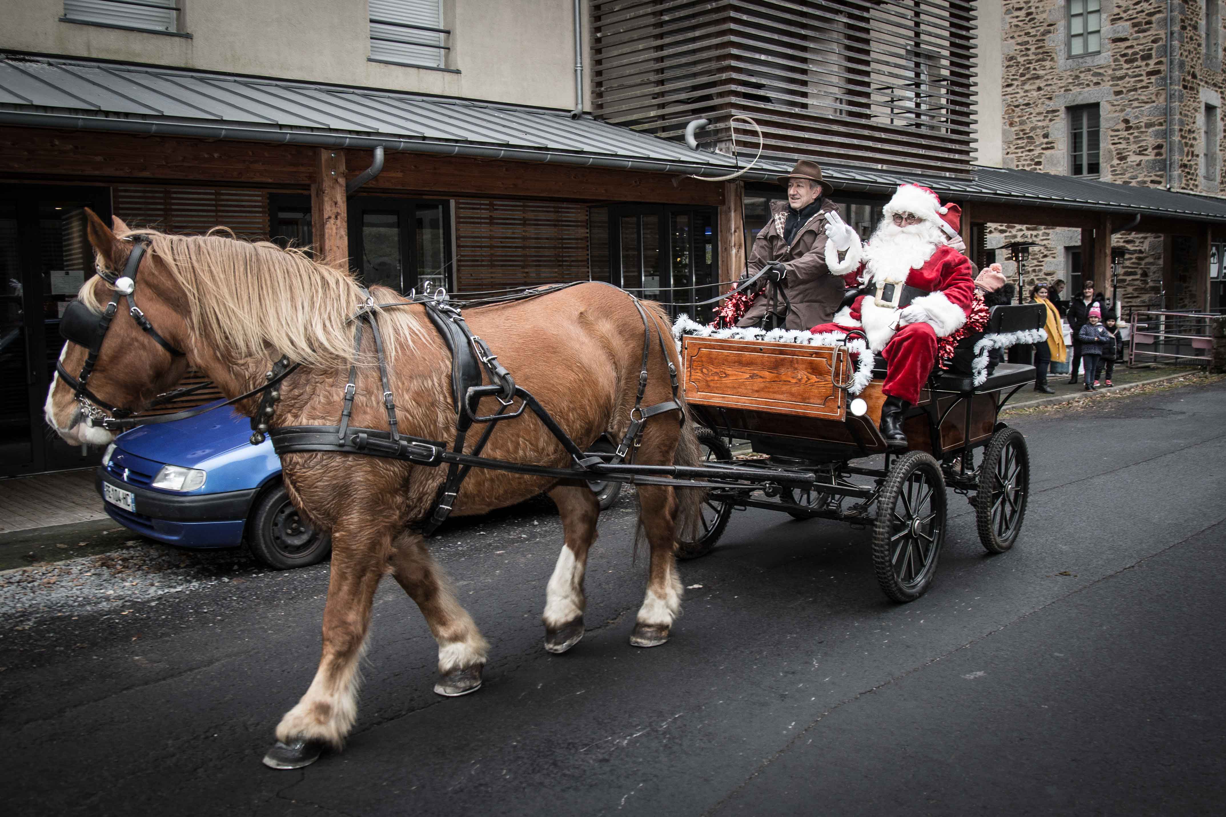 village-chaudes-aigues-noel-2021-defile