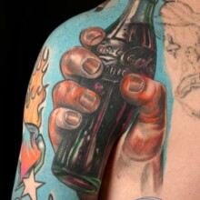 Coca-Cola voit la vie en tatouage