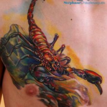 Scorpion réaliste,  tatoué en couleur.