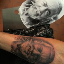 Portrait réalisé en tatouage d’après une photo.