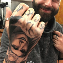 Tatouage réaliste sur main.