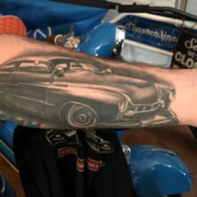 En voiture (tatouée), Simone !