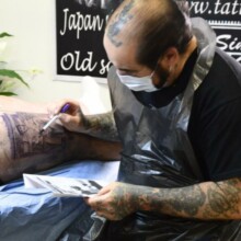 Convention de Bourges : statut du tatoueur et charité dans la presse locale