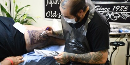 Convention de Bourges : statut du tatoueur et charité dans la presse locale