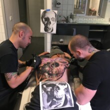 Un impressionnant tatouage à 4 mains à Graphicaderme Avignon