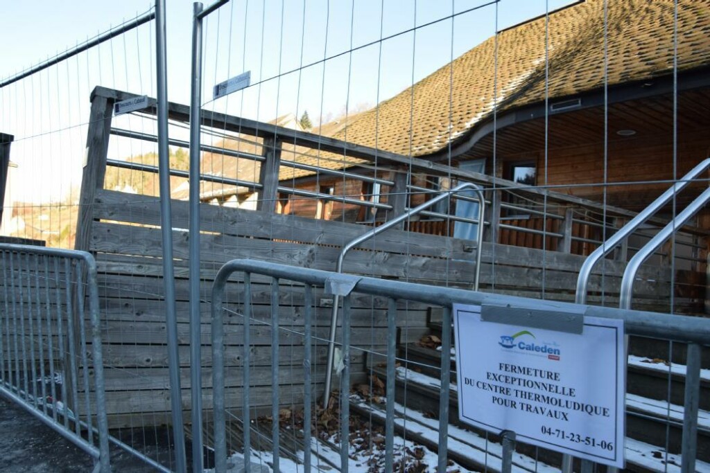 Entrée de Caleden à Chaudes-Aigues, avec des barrières et un panneau signalant la fermeture du thermoludisme.