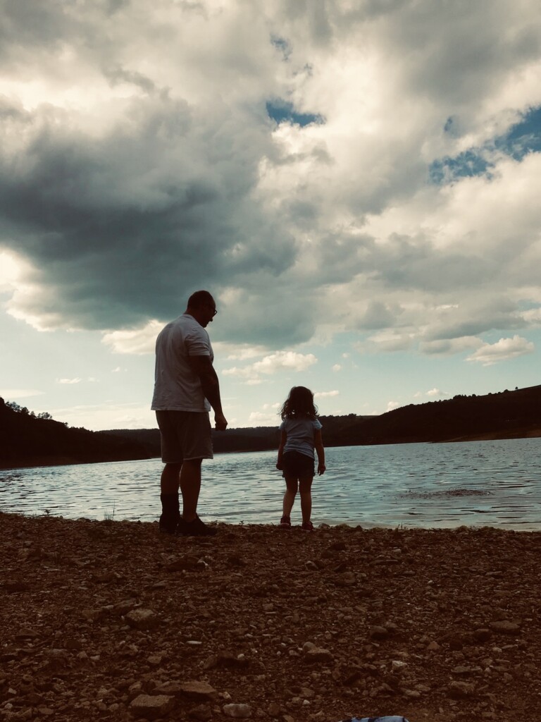 Stéphane Chaudesaigues et sa fille Louison au bord du lac de Mallet, moment père-fille dans le Cantal