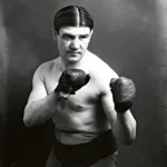 Tatouage représentant un boxeur de boxe anglaise, inspiré d’une photographie ancienne, réalisé à Chaudes-Aigues par le tatoueur Stéphane Chaudesaigues