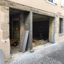 Pain, Vin, Fromages : façade en pierres de Bouzentès et pose des lignes de froid