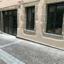 À Chaudes-Aigues, pierres de Bouzentès et baie vitrée