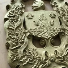 La sculpture du blason de la Chaudes-Aigues Family : un symbole qui prend vie à Gourmet & Glouton