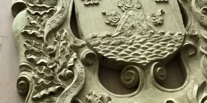 La sculpture du blason de la Chaudes-Aigues Family : un symbole qui prend vie à Gourmet & Glouton