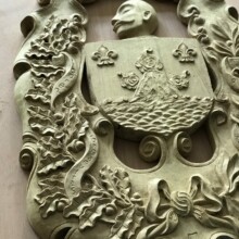 La sculpture du blason de la Chaudes-Aigues Family : un symbole qui prend vie à Gourmet & Glouton