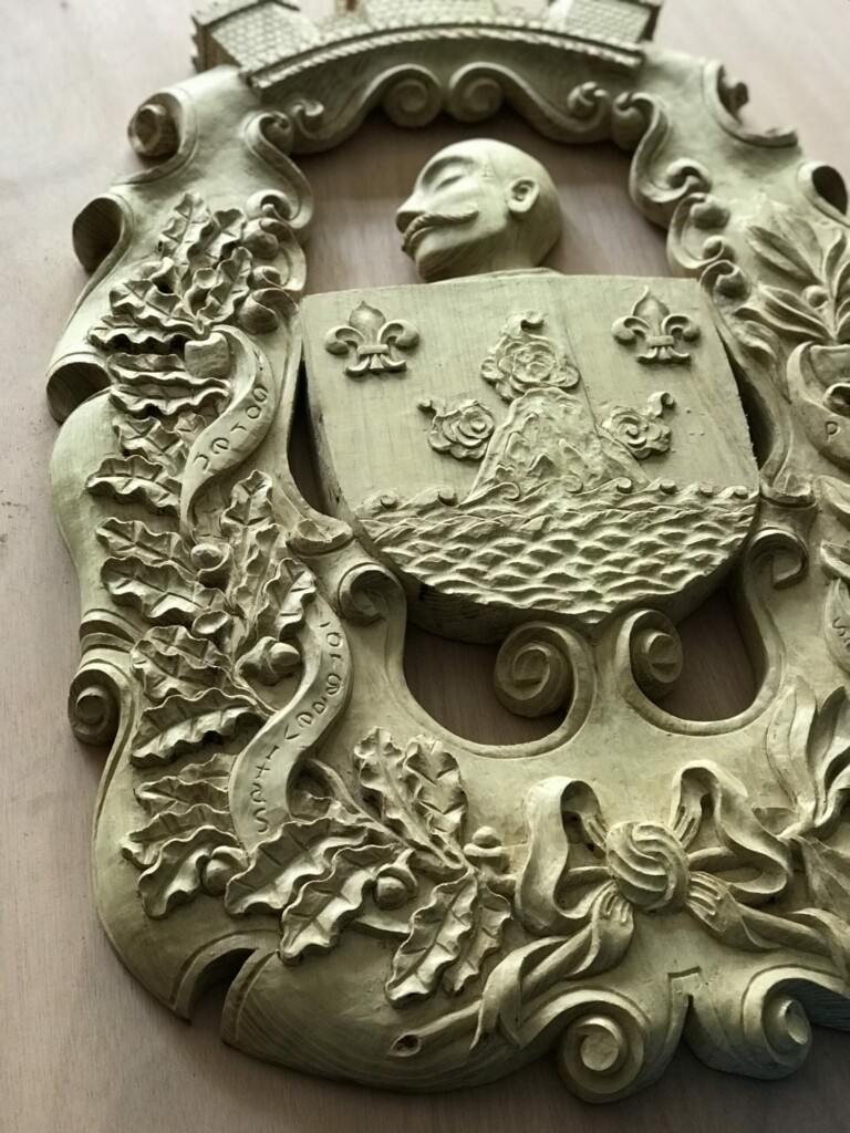 Blason de la Famille Chaudesaigues sculpté dans le bois avant la pose des dorures à Chaudes-Aigues.
