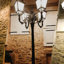 Un réverbère de 5 mètres au cœur de notre restaurant caldaguès