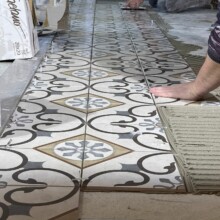 Jour de livraison et intervention des carreleurs