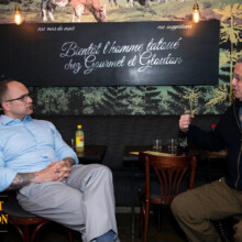 Pascal Tourain, l'homme tatoué, à Chaudes-Aigues, chez Gourmet et Glouton.