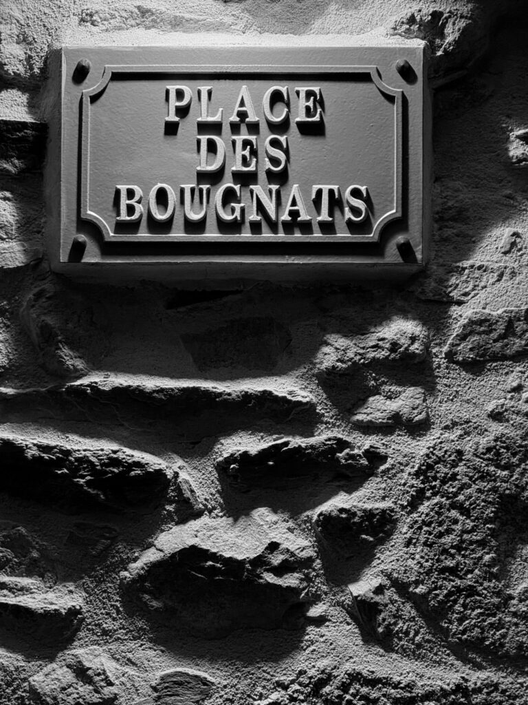 Plaque de la Place des Bougnats à Chaudes-Aigues en hommage aux Auvergnats de Paris et aux cafés bougnats.