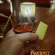 Du bout des doigts un morceau raisonnable de fromage Salers