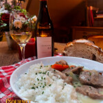 Gilles Pudlowski en visite chez Gourmet & Glouton, le bistrot-restaurant de Chaudes-Aigues signé Stéphane Chaudesaigues, entre cuisine auvergnate et univers du tatouage.