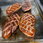 Gilles Pudlowski en visite chez Gourmet & Glouton, le bistrot-restaurant de Chaudes-Aigues signé Stéphane Chaudesaigues, entre cuisine auvergnate et univers du tatouage.