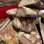 Restaurant Gourmet & Glouton à Chaudes-Aigues, cuisine du terroir, plats mijotés et desserts maison au cœur du village.