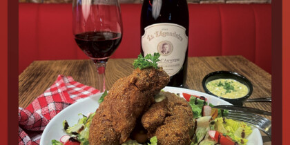 Un petit clin d’œil à Paris résonne dans notre plat : la salade de pieds de porc panés, sauce gribiche