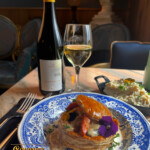 Restaurant Gourmet & Glouton à Chaudes-Aigues, cuisine du terroir, plats mijotés et desserts maison au cœur du village.