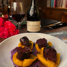 Le boudin noir servi chez Gourmet & Glouton évoque les traditions paysannes de ChaudesAigues, entre cochons, Source du Par et cuisine de mémoire.