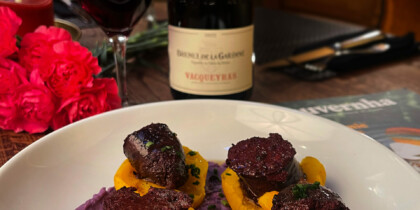 Le boudin noir servi chez Gourmet & Glouton évoque les traditions paysannes de ChaudesAigues, entre cochons, Source du Par et cuisine de mémoire.