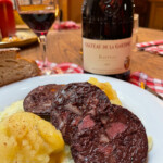 Restaurant Gourmet & Glouton à Chaudes-Aigues, cuisine du terroir, plats mijotés et desserts maison au cœur du village.