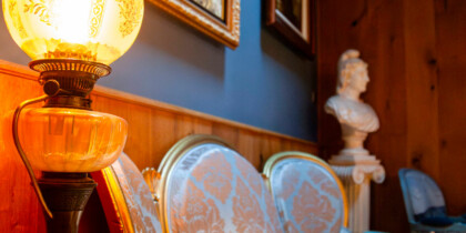 Le Salon Bleu de Gourmet & Glouton : l’amour au cœur de ChaudesAigues, aux portes de l’Aubrac