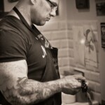 Atelier de tatouage de Stéphane Chaudesaigues à Chaudes-Aigues : tatouage réaliste, portrait, travail artisanal précis et créations sur rendez-vous.