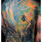 Tatouage de dos complet réalisé par Stéphane Chaudesaigues, composition mythologique en couleur avec scènes figuratives et travail photoréaliste.